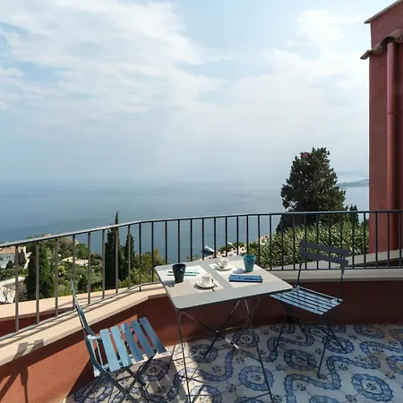 The Charming House شقة تاورمينا